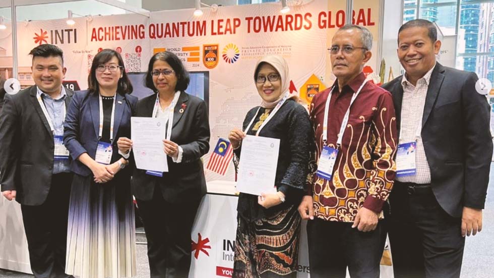 Penandatanganan MoA dan Lol oleh FPIK Undip di Kuala Lumpur Convention Centre, Malaysia